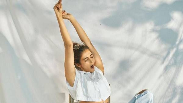 அழகான பெண்கள் எது செஞ்சாலும் அழகுதான்... சோம்பல் முறித்து கொட்டாவி விட்ட பூஜா ஹெக்டே