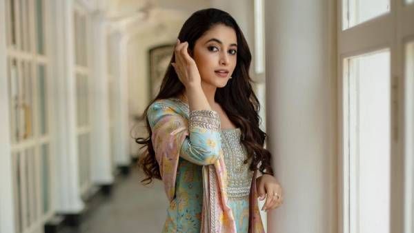 குளு குளு வெண்பனி போல... டாக்டர் நடிகை பிரியங்கா மோகன்!