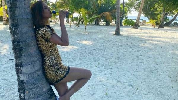 தனித்தீவில் கையில் மது பாட்டிலுடன் இருக்கும் பிரபல இளம் தமிழ் நடிகை!