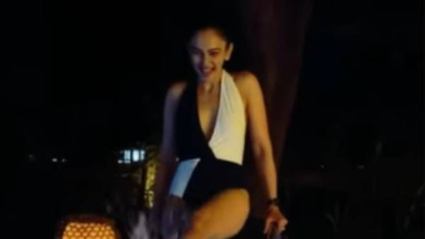 பிகினியில் நீச்சல் குளத்தில் துள்ளிக்குதிக்கும் கார்த்தி பட நடிகை!