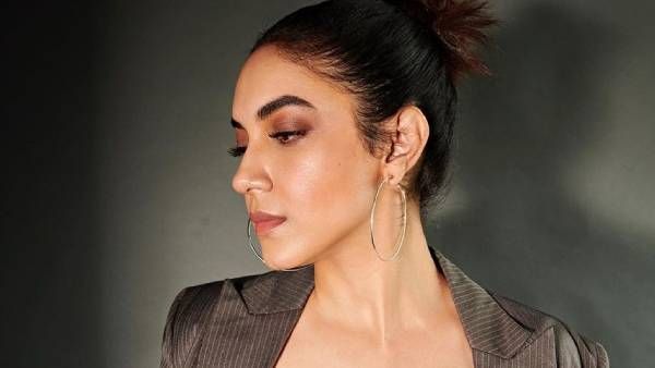 ஹாலிவுட் ஹீரோயின் போல பாஸ் லேடி காஸ்ட்யூமில் செம ஸ்டைலிஷாக ரிது வர்மா... மிரண்டு போன ரசிகர்கள்!