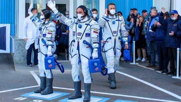 விண்வெளியில் படப்பிடிப்பை முடித்துவிட்டு வெற்றிகரமாக பூமிக்கு திரும்பியது தி சேலஞ் படக்குழு!