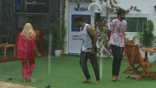 ஐக்கி பெர்ரியுடன் மழையில் விளையாடிய அபிஷேக்.. பையன் தனியா லவ் டிராக்க ஆரம்பிச்சுடுவானோ?