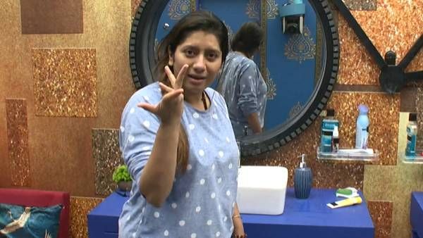 என்னது நைட்டியை பிக் பாஸ் திருடினாரா? பிரியங்காவின் கிரைம் ரேட் சும்மா கூடிட்டே போகுதே!