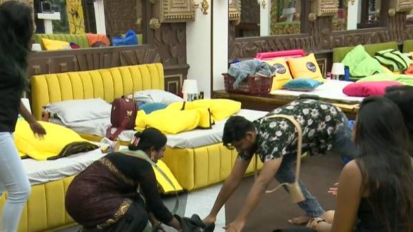 பட்டையை போட்டு ஊர ஏமாத்துறாங்க.. வாய் விட்டு மாட்டிக்கொண்ட அபிஷேக்.. காலில் விழுந்து மன்னிப்பு!