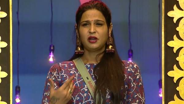 சம்திங் ராங்… நமீதா திடீரென வெளியேற என்ன காரணம்… தாறுமாறாக கேள்வி கேட்கும் நெட்டிசன்ஸ் !