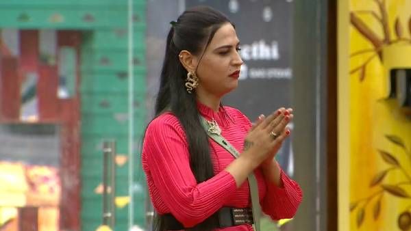 பிக் பாஸ் வீட்டில் சண்டை ஆரம்பம்.. ப்ளீஸ் வேண்டாம்… என்னால முடியல என்ற நமீதா!