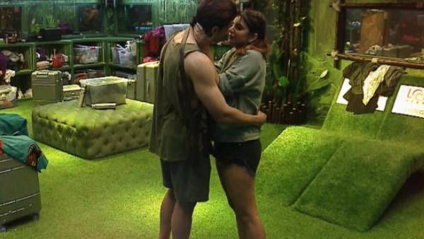 பிக்பாஸ் வீட்டில் லிப்லாக் முத்தம், செம ரொமான்ஸ்...அதிர்ந்து போன ரசிகர்கள்