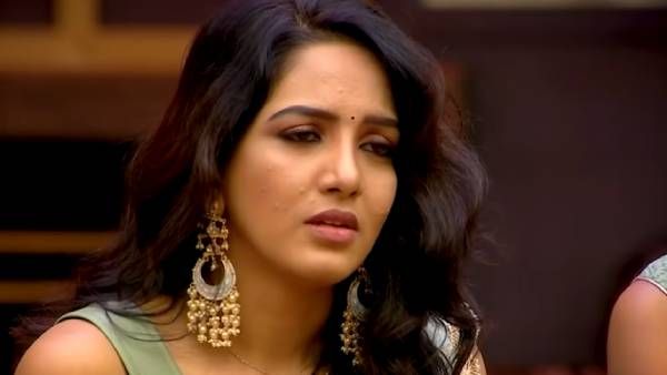 புகைப்பிடிக்கும் அறைக்குள் சென்ற பாவனி… அப்போ… தம் அடிக்கும் பழக்கம் இருக்கா ?