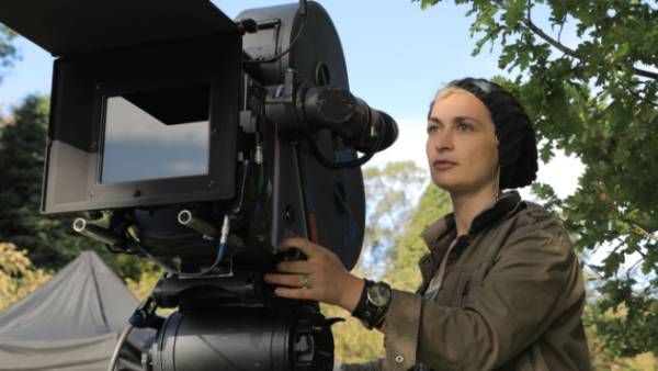 ஷூட்டிங் துப்பாக்கியால் நடிகர் சுட்டதில் பெண் ஒளிப்பதிவாளர் பலி.. படப்பிடிப்பில் பகீர் சம்பவம்!