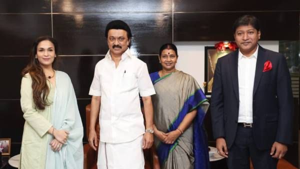 ஸ்டாலினை சந்தித்து வாழ்த்து பெற்றார் சௌந்தர்யா ரஜினிகாந்த் !