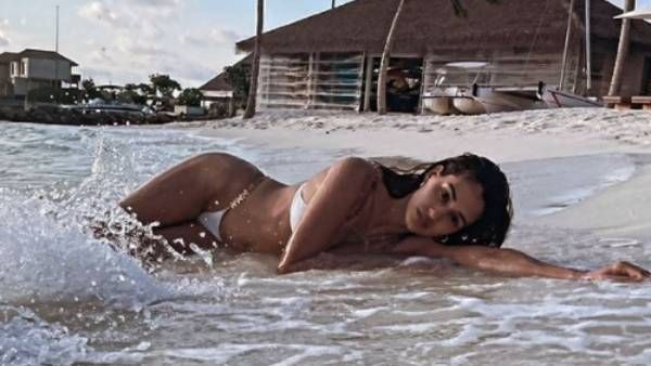 கடற்கரை மணலில் ஒயிட் பிகினியில்… ஒய்யாரமாய் போஸ் கொடுத்த திஷா பதானி !