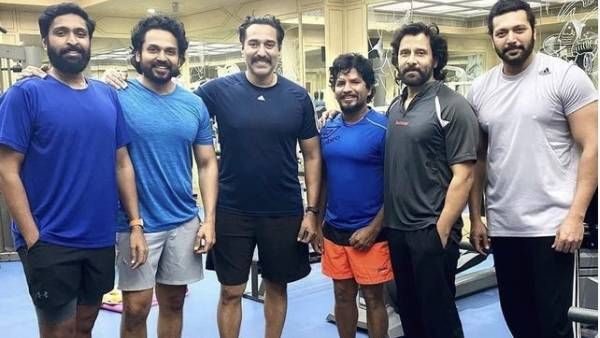 புகைப்படத்திற்கு போஸ் கொடுத்த பொன்னியின் செல்வன் நாயகர்கள்!