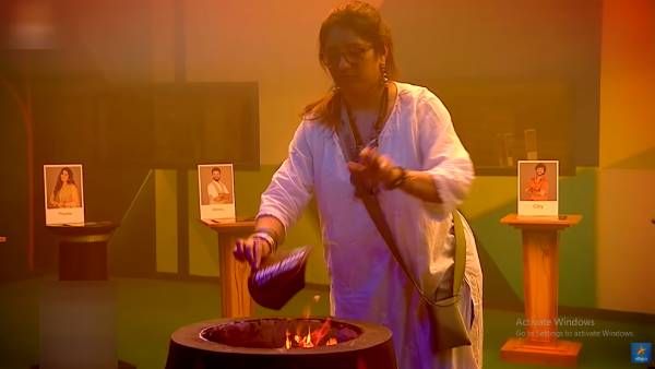 நாமினேஷன் பண்ணிட்டு… ஸ்வீட் பர்சன் அது இதுனு.. பிரியங்காவை கேள்வி கேட்ட நெட்டிசன்ஸ் !