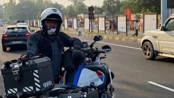 கரடு முரடான பாதையில்… தல அஜித்தின் வேறமாறி பைக் ரைடிங் வீடியோ !