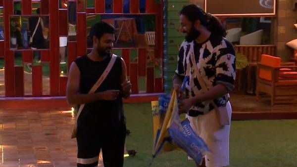 வந்த வேகத்தில் குடையை உடைத்த நிரூப்... இசைவாணிக்கு தண்ணீர் டேப்பை திறக்க கற்றுக்கொடுத்த அண்ணாச்சி!