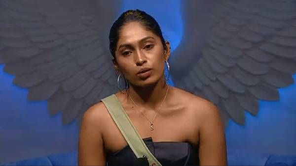 ஸ்லீவ்லெஸ் உடையில் திணறவிட்ட பிக் பாஸ் சுருதி.. அவரோட கழுத்தில் இருக்கும் செயினை கவனிச்சீங்களா?