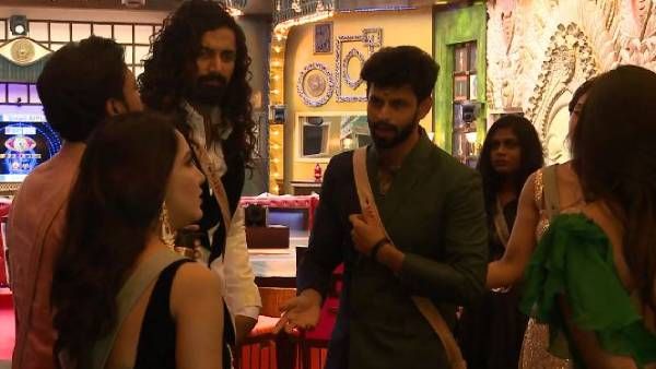 நான் டிரெஸ் மாத்தும் போது உன்னை உள்ளேயே விட மாட்டான்.. பாவனியிடம் சீறிய வருண்.. வேற லெவல் சண்டை!