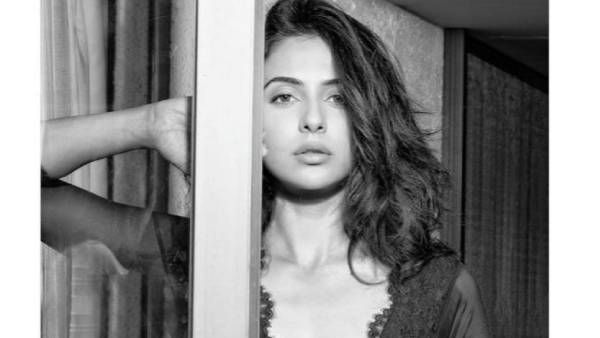 ட்ரான்ஸ்பரண்ட் உடையில் அப்பட்டமான கவர்ச்சியில் அயலான் பட ஹீரோயின் !