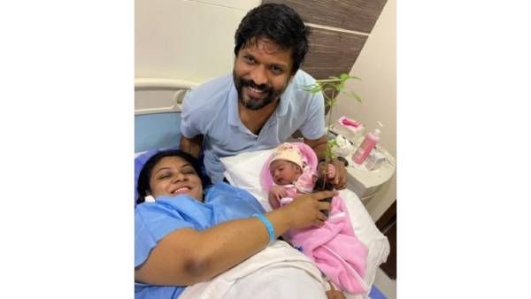 அப்பாவானார் நடிகர் சௌந்தரராஜா… மரக்கன்றை மகளுக்கு பரிசாக அளித்தார் !