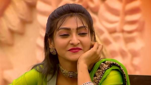 யாரு ஓவர் ஆக்டிங்.. உங்கள் முகத்தை கண்ணாடியில் பாருங்கள்… அக்ஷராவை விளாசும் நெட்டிசன்ஸ் !