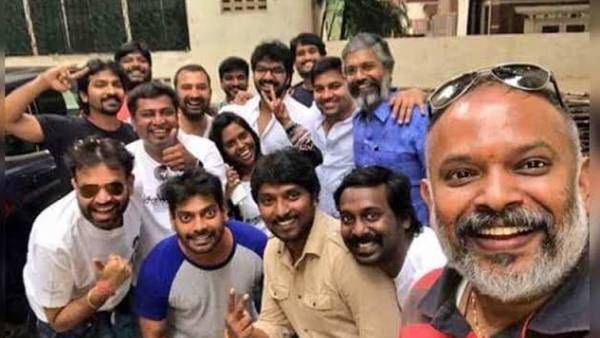 விடாது மழையிலும் சென்னை 28 டீம் சந்தித்து எடுத்துக்கொண்ட பிரெண்ட்ஷிஃப் போட்டோ!