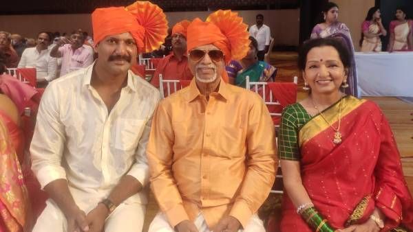 விஜய்யின் பெற்றோரை சந்தித்த விஷால்… என்னவா இருக்கும்... இணையத்தில் வைரலாகும் போட்டோ !