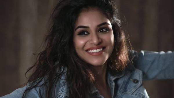 சட்டையை கழட்டிவிட்டு செம கூலாக போஸ் கொடுத்த இந்துஜா ... வாவ் என வாயை பிளந்த ரசிகர்கள்!