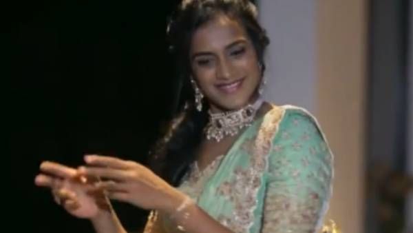 இதுவும் நல்லாத்தான் இருக்கு… பேட்மிண்டன் குயின் பிவி சிந்துவின் க்யூட் டான்ஸ் வீடியோ !