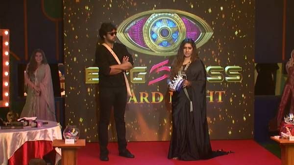 நீங்களே விருது கொடுக்க வைத்து.. அப்புறம் ஏன் கொடுத்தீங்கன்னு பஞ்சாயத்து வேற.. ரசிகர்கள் கலாய்!