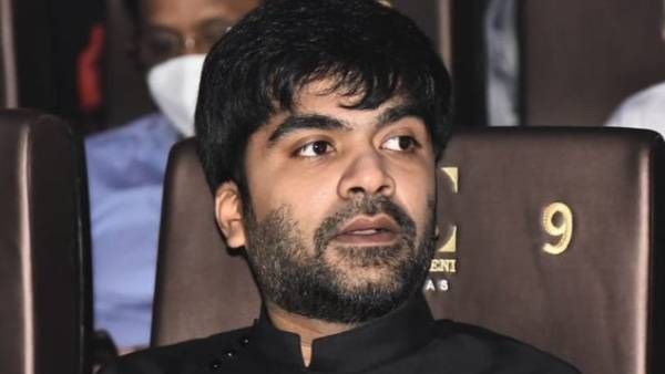 எனக்கு நிறைய பிரச்சனை கொடுக்கறாங்க.. என்னை நீங்கதான் பார்த்துக்கணும்.. மேடையில் கண்கலங்கிய சிம்பு!