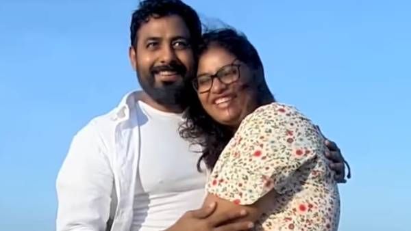 முத்தமிட்டு... கட்டியணைத்து... திருமணநாளில் மனைவியை நெகிழ வைத்த ஆரி !