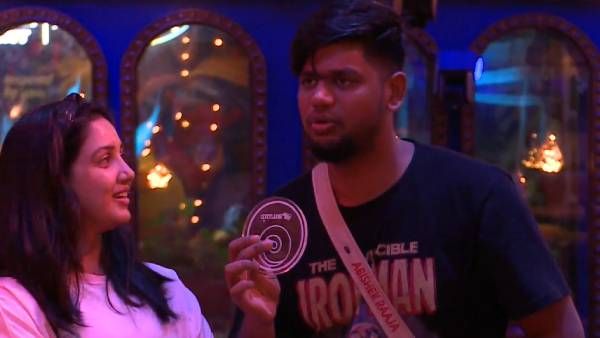 வந்ததுமே அபிஷேக்கிடம் காயினை கொடுத்த பாவ்னி...என்னடா நடக்குது இங்க ?