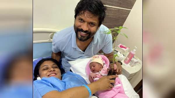 பெண் குழந்தைக்கு அப்பாவான பிரபல நடிகர்.. மகளுக்கு மரக்கன்றை பரிசளித்து வரவேற்பு.. குவியும் வாழ்த்து!