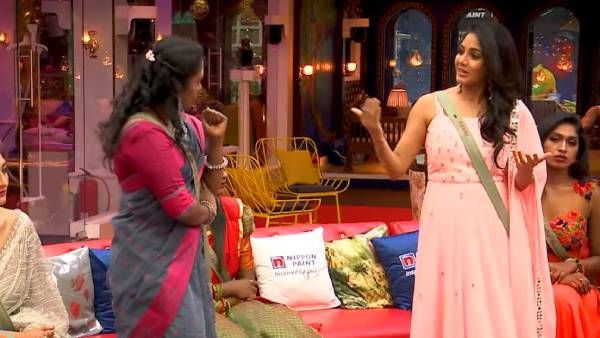 இங்கேயும் இப்படியா? கமல் முன்பே கன்னாபின்னாவென சண்டை போட்டுக்கொள்ளும் தாமரை - பாவனி.. பரபர புரமோ!