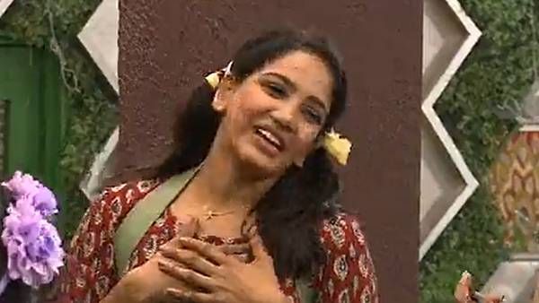 பாவனிக்கு மட்டும் பாட்டா.... என்னமோ நடக்குது...பிக்பாசை கலாய்க்கும் நெட்டிசன்கள்