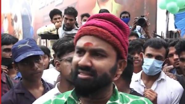 மாநாடு ரிலீஸ் தாமதமானதால்…திரையரங்க வாசலில் தேம்பி தேம்பி அழுத நடிகர் !