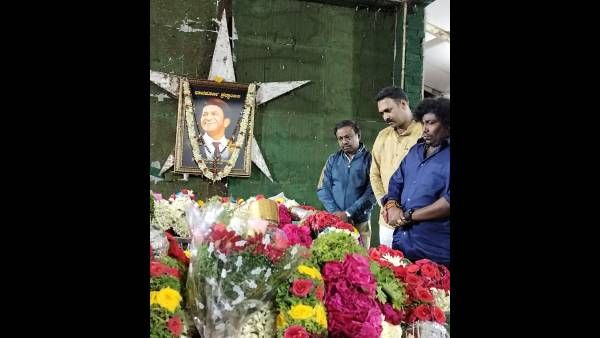 புனித் ராஜ்குமார் நினைவிடத்தில் அஞ்சலி செலுத்திய யோகிபாபு!