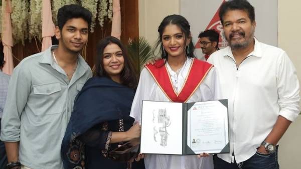 ஷங்கர் பொண்ணு இப்போ டாக்டர் ஆகிட்டாங்க.. பட்டமளிப்பு விழா புகைப்படத்தை ஷேர் செய்த அதிதி ஷங்கர்!