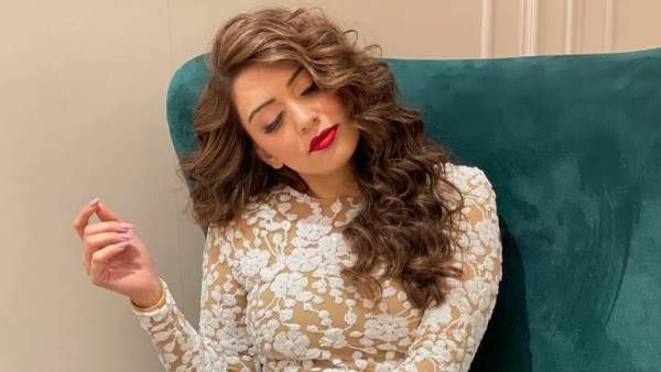 ட்ராண்ஸ்பரன்ட் உடையில் சோபாவில் ஜம்முன்னு போஸ் கொடுக்கும் ஹன்சிகா!