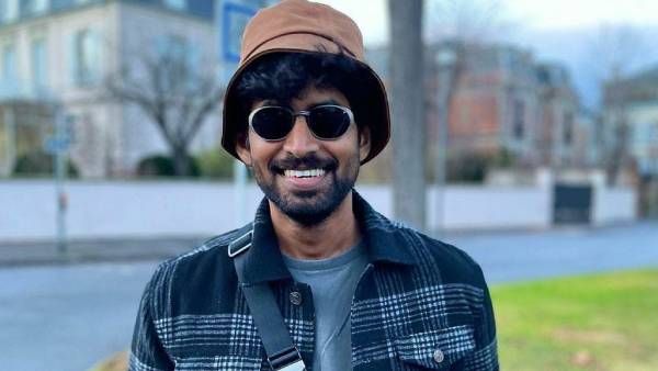 தலையில் தொப்பியுடன் வெளிநாட்டில் செம கூலாக போஸ் கொடுத்த கதிர்