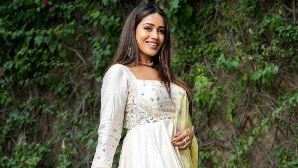 வெள்ளை புறா ஒன்று ஏங்குது கையில் வராமலே.. நிவேதா பெத்துராஜ் அட்டகாசமான புகைப்படங்கள்!