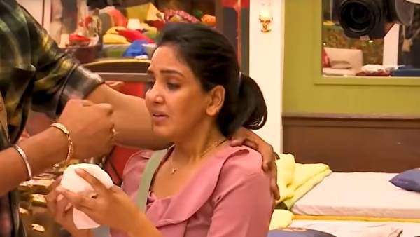 பாவனி இதுதான் உங்க போல்டான ஆட்டமா? அக்‌ஷரா போனாலும் அழுகையை விடாத பாவனி.. பங்கமாக்கும் ரசிகர்கள்!