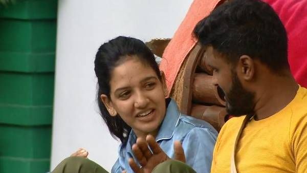 வெட்கமே இல்லை... ஊருக்குதான் உபதேசம் போல... பாவனியிடம் கடலை போடும் அமீரை விளாசும் நெட்டிசன்ஸ்!