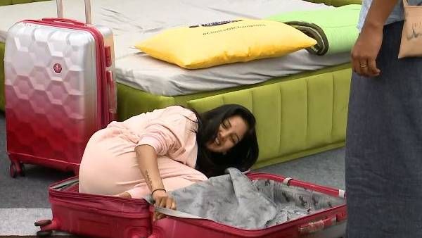 கரிகாலன் மேஜிக் ஷோவா.. பாவனியை பெட்டிக்குள் வைத்து பூட்டி பார்சல் பண்ண ராஜு.. வாய் பிளந்த ரசிகாஸ்!