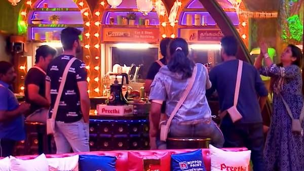 அப்பவே பொங்க வேண்டியதுதானே.. சண்டை முடிந்ததும் கட்டிப்பிடிப்பீங்க... பங்கம் பண்ணும் நெட்டிசன்ஸ்!