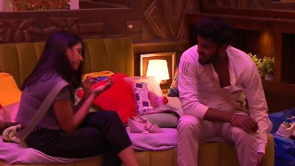 என்ன தான் வேணும் பாவ்னிக்கு ... அமீர் –பாவனியை கலாய்க்கும் நெட்டிசன்கள்