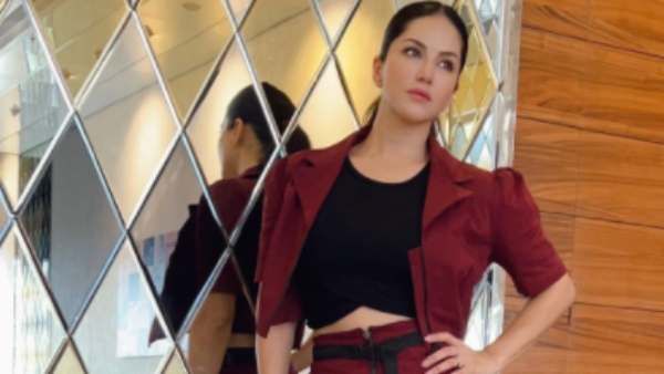 மாடர்ன் உடையில் வளைந்து நெளிந்து போஸ் கொடுத்த சன்னி லியோன்… இதயத்தை தொலைத்த ரசிகர்கள் !