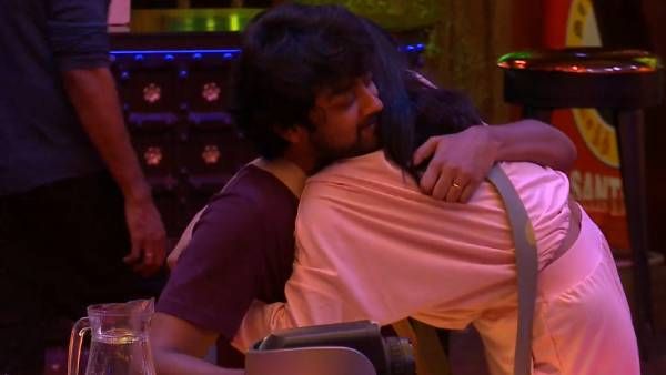 சாரி டா … கட்டிப்பிடித்து ராஜுவை சமாதானம் செய்த பாவ்னி… நெகிழ்ந்த ஹவுஸ்மெட்ஸ் !