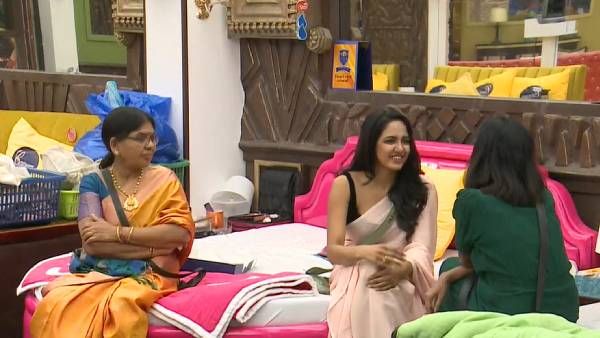 என்ன பாஸ் இப்படி புஷ்ஷ்ன்னு ஆக்கிட்டிங்களே...பாவனி குடும்பத்தால் எதிர்பார்த்து ஏமாந்த ரசிகர்கள்